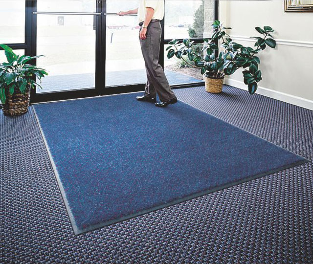 Tham chui chan khach san